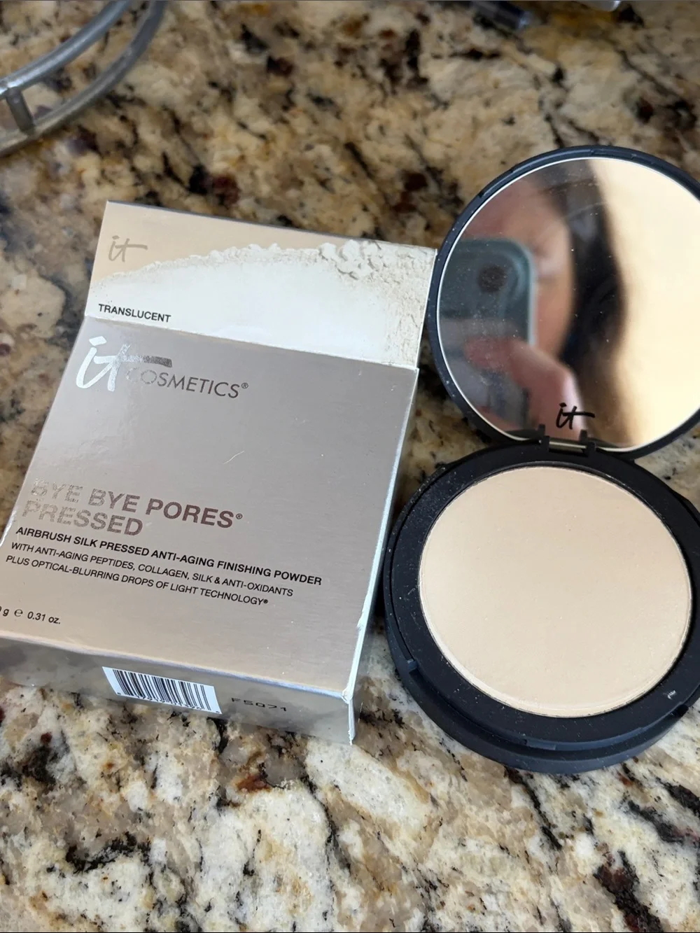 🍭💕It Cosmetics Bye Bye Pores Pressed Powder